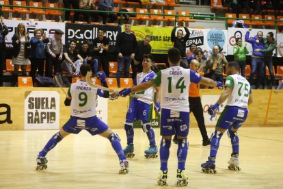 Los jugadores festejan el tanto de Andreu Tomàs que significaba el 3-1.