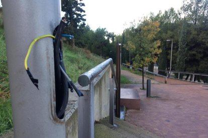 Un dels fanals afectats al parc de Santa Cecília.