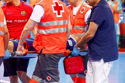 Ferrao, del Barça de futbol sala, va sortir del Palau en llitera.