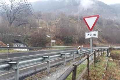 El pont de l’N-230 a la sortida de Vielha a la Val d’Aran.