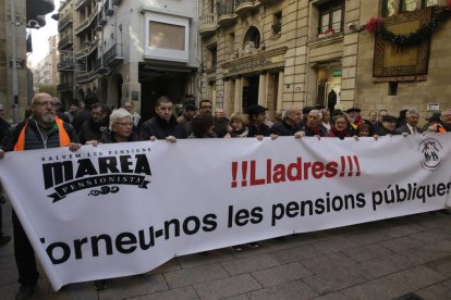 Membres de la Marea Pensionista de Lleida, ahir a la manifestació davant de la Paeria.