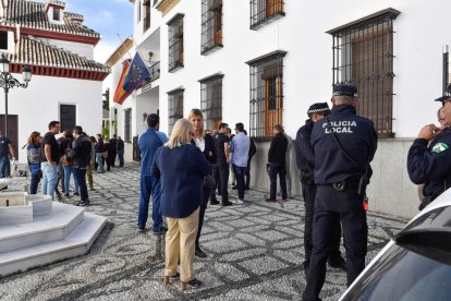 Minuto de silencio por el agente fallecido ayer.