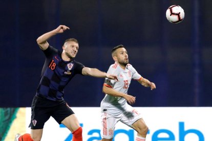 Jordi Alba, que tornava a la selecció espanyola, disputa una pilota en una acció del partit d’ahir.