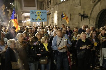 Imagen del acto ‘Cantaires per la llibertat’ en la plaza Paeria de Lleida, ayer.