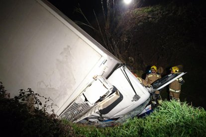 Ferit un camioner per una sortida de via a Torà