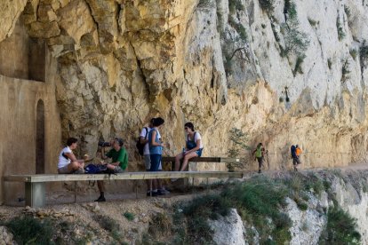 Turistes visitant el museu de les campanes, que es troba a Os de Balaguer.