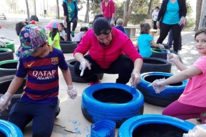 Famílies, alumnes i
professors van treballar
junts en el nou pati.