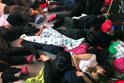 Migrantes hacinados en el Aquarius, ayer, rumbo a Valencia.