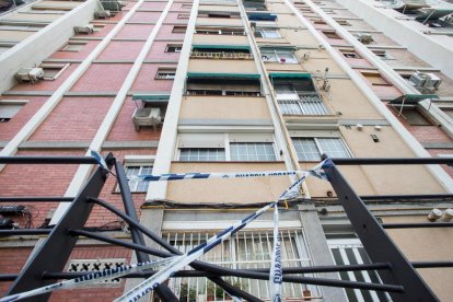 Un hombre ha fallecido en Cornellà de Llobregat (Barcelona) después de saltar por la ventana de su vivienda, situada en una décima planta, cuando una comitiva judicial había acudido al piso para ejecutar un desahucio por impago de alquiler al propietario, un banco.