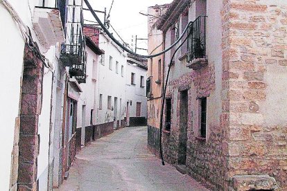 Tendido eléctrico en una de las calles de Ontiñena.