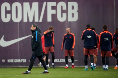 Ernesto Valverde, durant l’entrenament que va fer ahir el Barcelona.