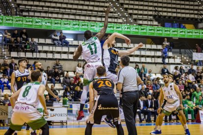 Julen Olaizola i Charles Nkaloulou pugnen per un rebot durant el partit disputat ahir al pavelló Ciutat de Castelló.