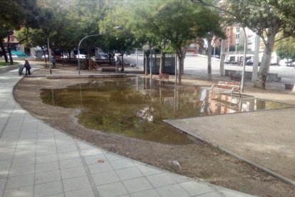 Quejas por el estado de plaza Constitució 