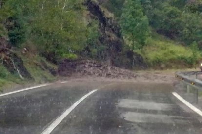 Les pedres que van tallar la carretera L-504 a Tírvia.