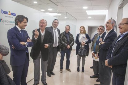 Alsina conversa amb la resta d’assistents a la inauguració del centre sanitari ahir.