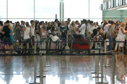 Pasajeros en los mostradores de El Prat de Barcelona. 