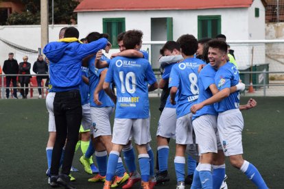 Els jugadors del Juvenil celebren la victòria davant del Barça.