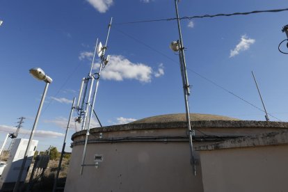 Antenes WiMax d’un operador privat al dipòsit d’aigua de Torrebesses.