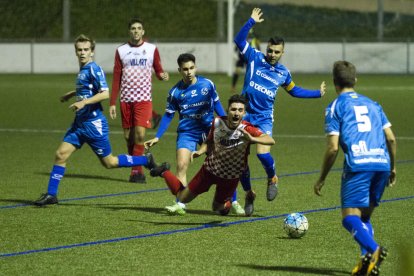 Una acció del partit d’ahir entre el Cambrils i el Balaguer.