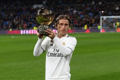 Modric ofreció a su afición el Balón de Oro recién ganado.