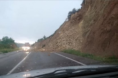 El despreniment que va tallar a últimes hores de la tarda la C-14 a l'altura del municipi de Ponts.