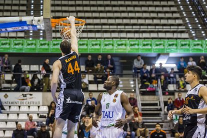 Karena pica el cèrcol castellonenc davant la mirada de Nkaloulou.