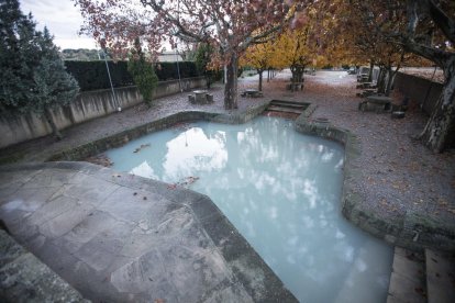 Imatge de la plaça del parc de l'Estany de Guissona inundada.