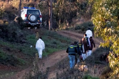 Efectivos de la Guardia Civil inspeccionas el paraje La Mimbrera, donde fue localizado el cuerpo de la profesora desaparecida.