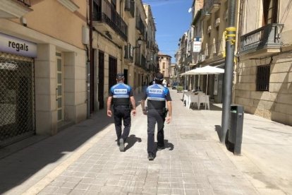 La policia local de les Borges Blanques patrullant pels carrers de la ciutat