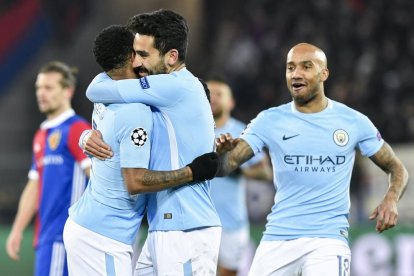 Gundogan i Sterling s’abracen després d’un gol del City.