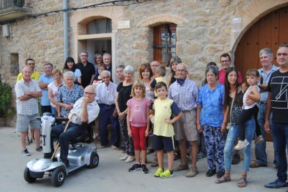 La niña, junto a su madre, vecinos de Lluçars y de Vilanova, que no pararán hasta conseguir transporte. 