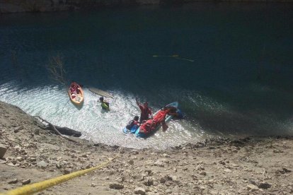 Imagen del rescate el domingo del excursionista herido tras caer al río en Mont-rebei. 