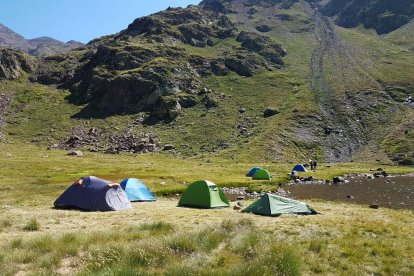 Botigues a l’estany de Sotllo, on s’accedeix a la Pica d’Estats.