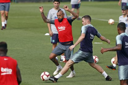 Los jugadores del Barça se ejercitaron ayer para preparar el partido de mañana ante el Alavés.