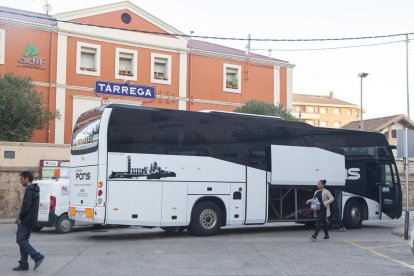 Viajeros en la estación de Tàrrega tomando el autocar fletado por Renfe por la avería de un tren.