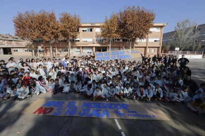 Los alumnos del Pràctiques II comieron ayer un bocadillo en el patio como protesta y después se hicieron la foto de familia.