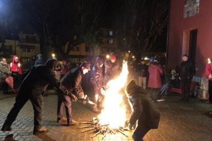 Les torxes van recórrer ahir a la nit Les en suport a l’exdiputada lleidatana Mireia Boya.