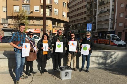 Membres de la Crida, ahir a la plaça de la Constitució.