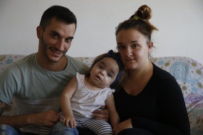 Iván y Bárbara, ayer, con la pequeña Nagore, de solo dos años.