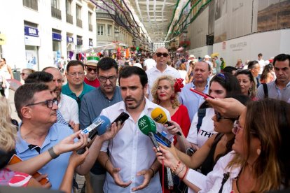 Alberto Garzón parla amb els mitjans.