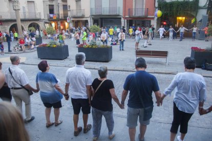 Tàrrega - Desenes de persones es van reunir ahir a la plaça Major de Tàrrega per reclamar la llibertat dels presos. Una sardana gegant, que va envoltar tota la plaça, va presidir l’acte coincidint amb els deu mesos de l’empresonament dels J ...