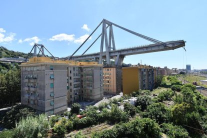 Imatge de l’estat actual del pont de Gènova i els edificis limítrofs.