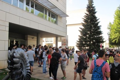 Alumnes davant la Politècnica el primer dia d’aquest curs.