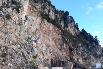 El despreniment de roques que ha tallat la carretera de Port del Comte.