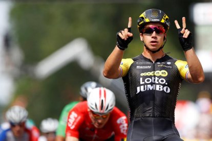 Dylan Groenewegen celebrando en la línea de meta su segunda victoria de etapa en el Tour 2018.