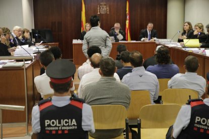 La expareja de la víctima, acusada como inductora, respondiendo a las preguntas de la fiscal. 