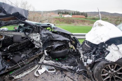 Els dos vehicles van quedar reduïts a ferralla després del xoc.