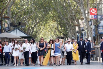 Víctimes i autoritats protagonitzen una sòbria i emocionada ofrena a la Rambla