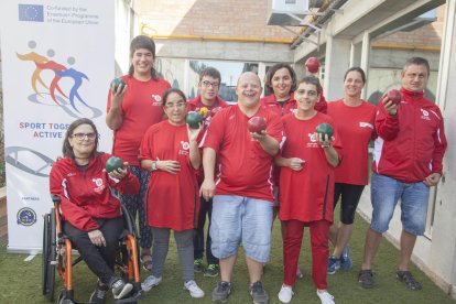 Usuarios de la Associació Alba, en uno de sus entrenamientos de ‘bocce’ ayer por la tarde. 