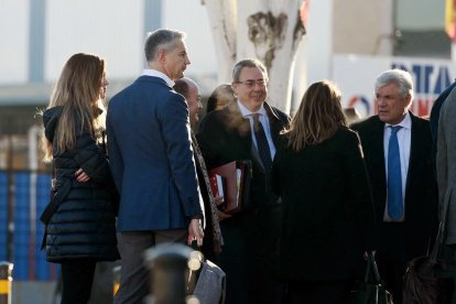 Ricardo Costa, primer per l’esquerra, dilluns a l’arribar al judici.